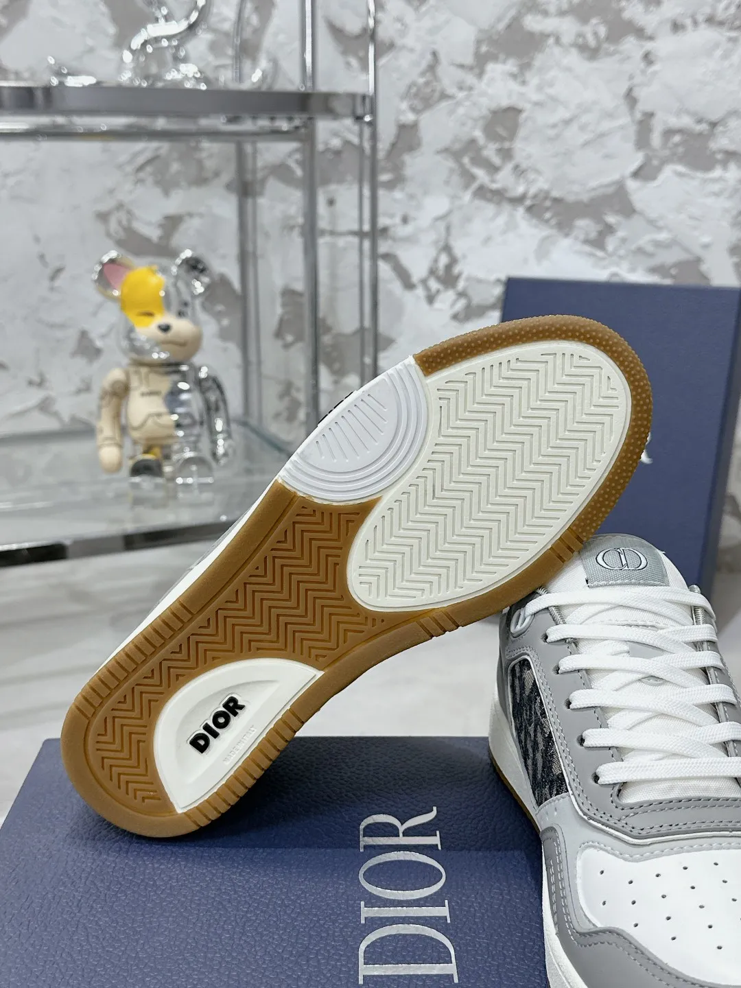 👟👟Ex-factory price 480👟👟 Dior Dior B27 series Couple model Presbyopia Stone pattern Casual sports shoes Sneakers Original purchase development and production This B27 low-top sports shoes are new products in the series and continue Dior's classic style. Crafted from white and gray smooth calfskin, it features white Oblique Galaxy printed leather panels on the sides. The "CD Icon" shaped shoelace eyelets are clever and delicate, and the two-color rubber sole, rear collar and heel are all equipped with the brand's iconic details to enhance the style. Fashionable and versatile, it can complement any look. Exquisitely packaged at the delivery counter🛍📦 ▪️Fabrics: Original customized calfskin + Oblique floral fabric ▪️Inner lining: Customized breathable lining ▪️Outsole: Original molded T👟👟Ex-factory price U combination outsole ▪️Sole thickness: 3CM ▪️Size: Women's code 35-41 / Men's code 38-45
